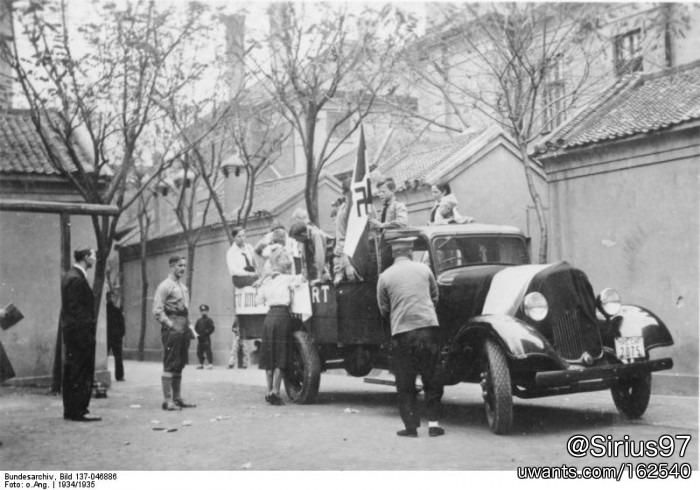Bundesarchiv_Bild_137-046886__Tientsin__HJ_sammelt_fur_das_Winterhilfswerk.jpg